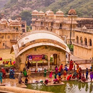 Women bathing in cistern, Jaipur, Rajasthan, India, Asia