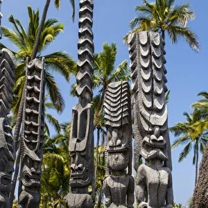 Wooden statues in the Puuhonua o Honaunau National Historical Park, Big Island, Hawaii, United States of America, Pacific