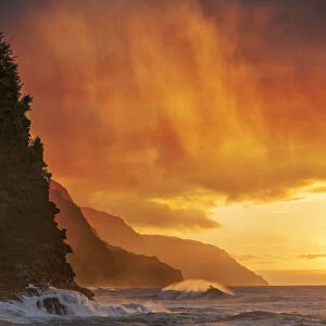 USA, Hawaii, Kauai, Na Pali Coast sunset