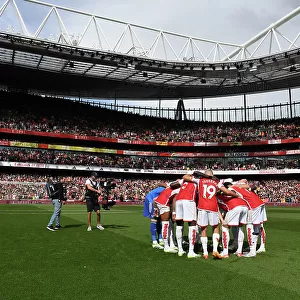 Arsenal's Unified Focus: The Powerful Pre-Match Huddle Ahead of Fulham Clash, 2023-24 Premier League