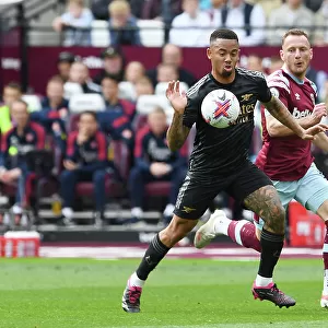 Gabriel Jesus vs Vladimir Coufal: Intense Battle at London Stadium - Arsenal vs West Ham United, Premier League 2022-23