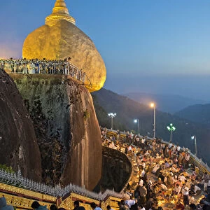 Myanmar, Kyaiktiyo, Golden Rock, Festival of candles