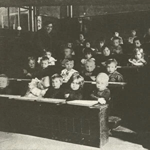 19th Century Infant School, London (b / w photo)