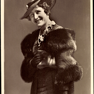 Ak H. M. Queen Elizabeth, Queen Mum, Great Britain, Fur Coat (b / w photo)