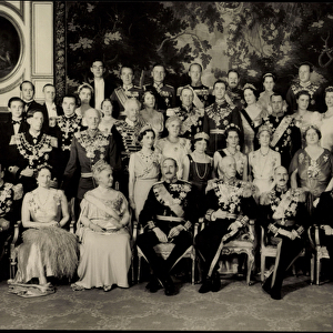 Ak King Gustav V of Sweden, group picture of the noble family (b / w photo)