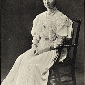 Ak Princess Bertha zu Lippe, Seat Portrait, White Dress (b / w photo)