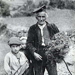Andorra (Andorra) in the Pyrenees around 1910: grandfather and grandchildren