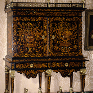 Art France: Cabinet in wood marquetry. French manufacture of the second half of the 17th