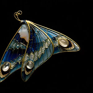 Art Nouveau: gold brooch, translucent enamel, opal, moonstone