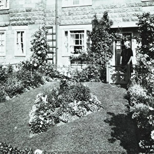 Becontree Estate: view of an attractive front garden, 1929 (b / w photo)