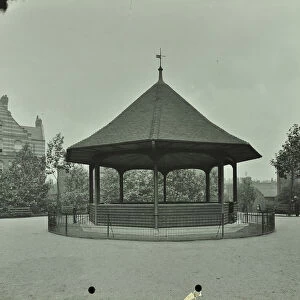 Boundary Estate: bandstand, Arnold Circus, London, 1912 (b / w photo)