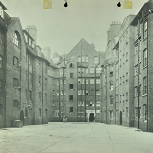Boundary Estate: exterior of Clifton and Molesey Buildings, London, 1906 (b / w photo)