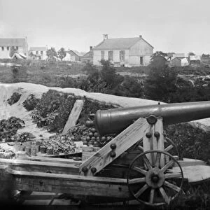 Confederate 32-pounder gun captured outside Yorktown, Virginia, c. July 1862 (b / w photo)