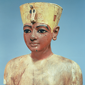 Dummy of the young Tutankhamun (c. 1370-52 BC) wearing a compromise between