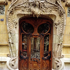 Entrance door to the apartments at 29 Avenue Rapp, designed 1901 (photo)