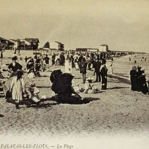 French postcard dated circa, 1900, showing a coastal scene with beach and tourists
