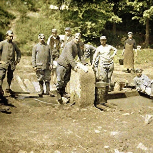 Group of French soldiers doing laundry at a well, Soissons, Aisne, 1917 (autochrome)
