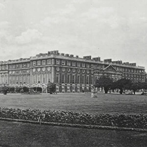 Hampton Court Palace (b / w photo)