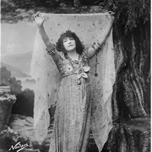 Henriette Rosine Bernard aka Sarah Bernhardt (1844-1923) as Izeyl, postcard (b / w photo)
