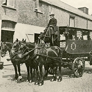 The three horsed Omnibus (b / w photo)