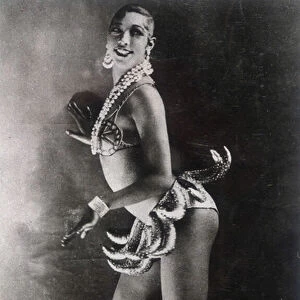 Josephine Baker dressed with a belt of bananas. Photograph by Lucien Walery (1863-1935)