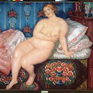 La beaute (The Beauty). Portrait d une grosse femme blonde nue, souriante, faisant un geste pudique pour cacher sa poitrine, a demi assise sur un lit defait