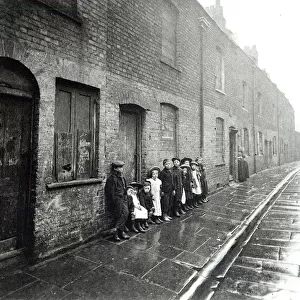 London Slums, c. 1900 (b / w photo)