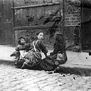 London Slums, Twine Court (b / w photo)
