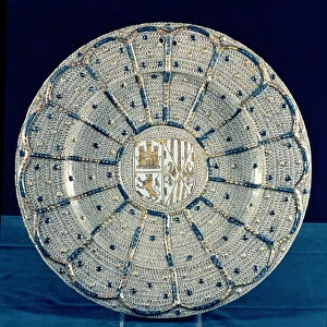 Manises dish, bearing the arms of Ferdinand of Aragon and Isabella of Castile, 1496