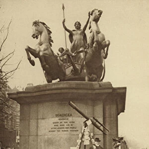 Monument to Boudicca on Westminster Bridge (b / w photo)