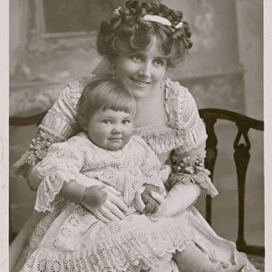Mrs Seymour Hicks and daughter (b / w photo)
