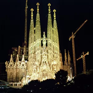 Night view (night) of the church of the Sagrada Familia, facade of the Nativite under construction (cranes) at the end of the 20th century - Cathedral of Barcelona - Catalonia - Spain - architect Antoni Gaudi (1852-1926) Photography Patrice Cartier