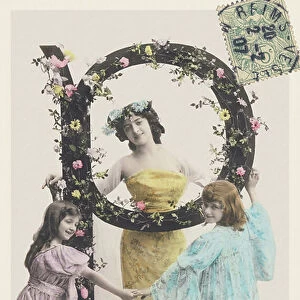 P: Capital letter decorated with flowers, a woman and two girls wearing long cloths. 1907 (photograph)