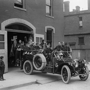 Packard fire squad, 1911 (b / w photo)
