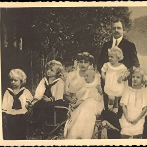 Photo Ak Kaiser Karl I of Austria with Zita and many children (b / w photo)