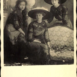 Photo Ak Princess Antonia of Luxembourg, Hilda, Three Young Women