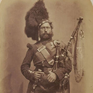 Piper David Muir, 42nd Highlanders (Black Watch) (b / w photo)