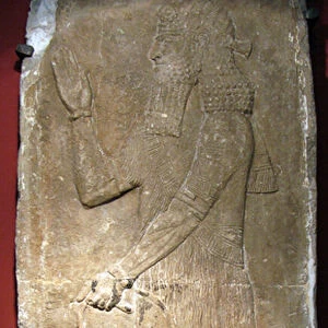 Pretre tenant une branche de grenadier. Detail d un bas relief en calcaire, provenant de la forteresse de Sargon II (ou Sharroukin, roi d Assyrie de 722 a 705 avant JC) a Dur Sharrukin (actuelle Khorsabad, Irak)