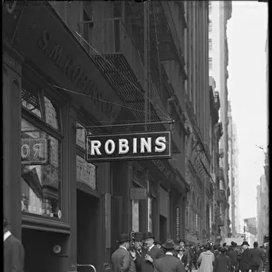 S. M. Robins Co. sign at 35 Broadway, New York City, May 2, 1916 (b / w photo)