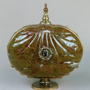 Shell-shaped jasper flask