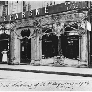 Shop window, Paris, 1904 (b / w photo)
