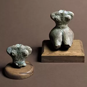 Small idol (left) dating from the Middle Neolithic. Reconstitution on the right