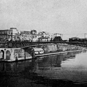 Taranto, Ponte girevole chiuso e citta vecchia (b / w photo)