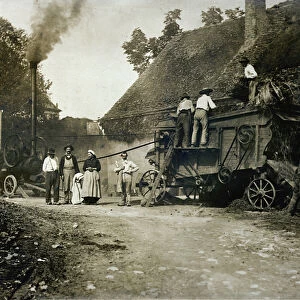 Threshing scene, late 19th century (b / w photo)