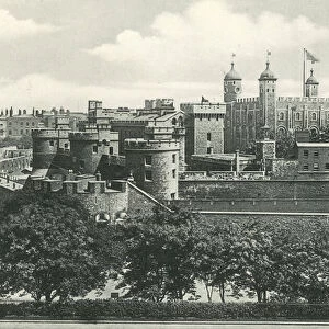 Tower of London (b / w photo)