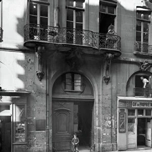 Young boy before no 52, rue Saint-Andre-des-Arts, 1920 (b / w photo)