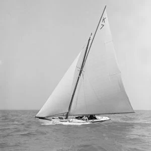 The 7 Metre Ginerva (K7) under sail, 1911. Creator: Kirk & Sons of Cowes