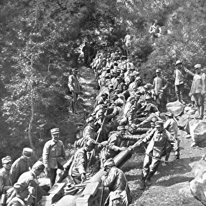 Les difficultes de la guetre en Montagne; une grosse piece halee a bras par 600 hommes, 1915. Creator: Robert Vaucher