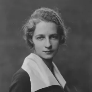 Phillips, Charlotte, Miss, portrait photograph, 1916. Creator: Arnold Genthe