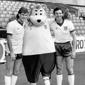 Glenn Hoddle and Alvin Martin with Socca Bear - Mexico 86 World Cup mascot